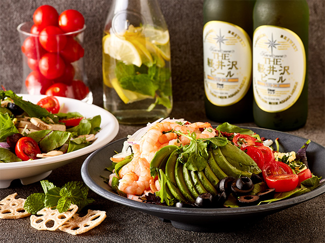 柔らかな鶏ハムとアボガドサラダ 小エビたっぷりコブサラダ